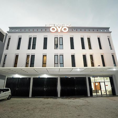 Super Oyo Capital O 449 The Colins Hotel Keputih Exterior foto