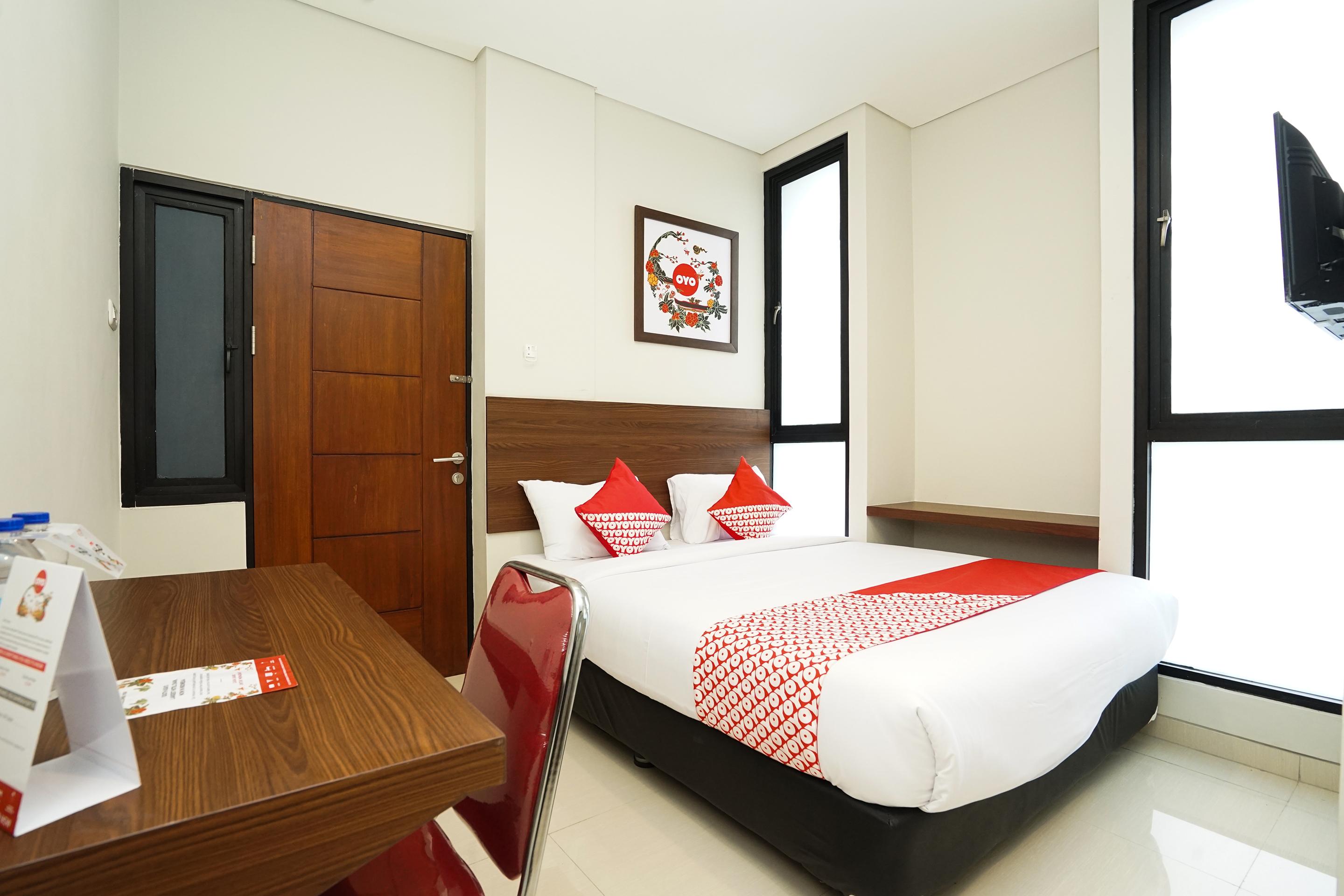 Super Oyo Capital O 449 The Colins Hotel Keputih Exterior foto
