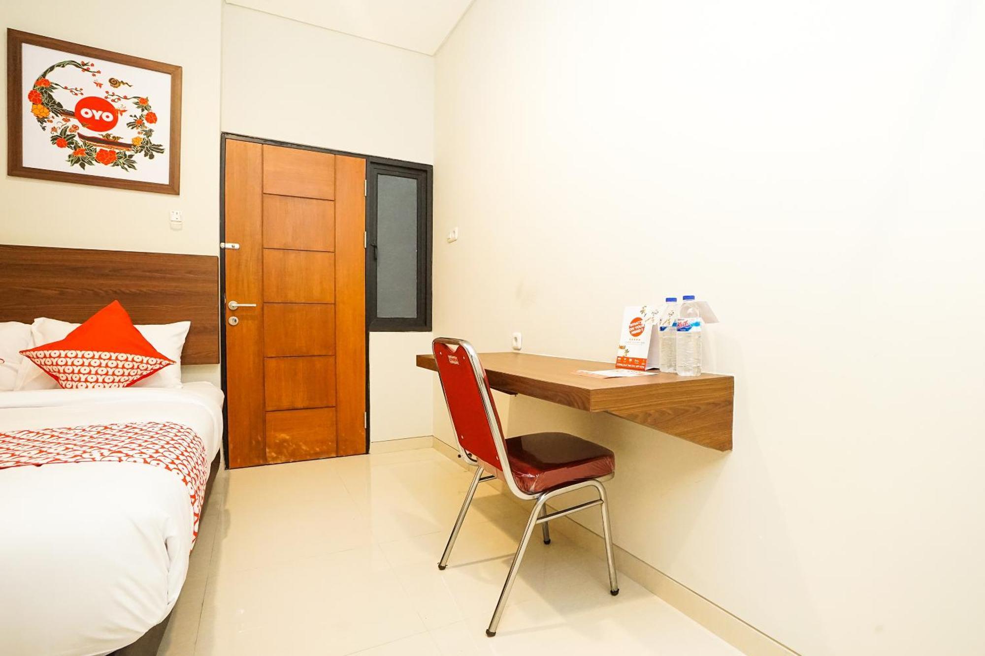 Super Oyo Capital O 449 The Colins Hotel Keputih Exterior foto