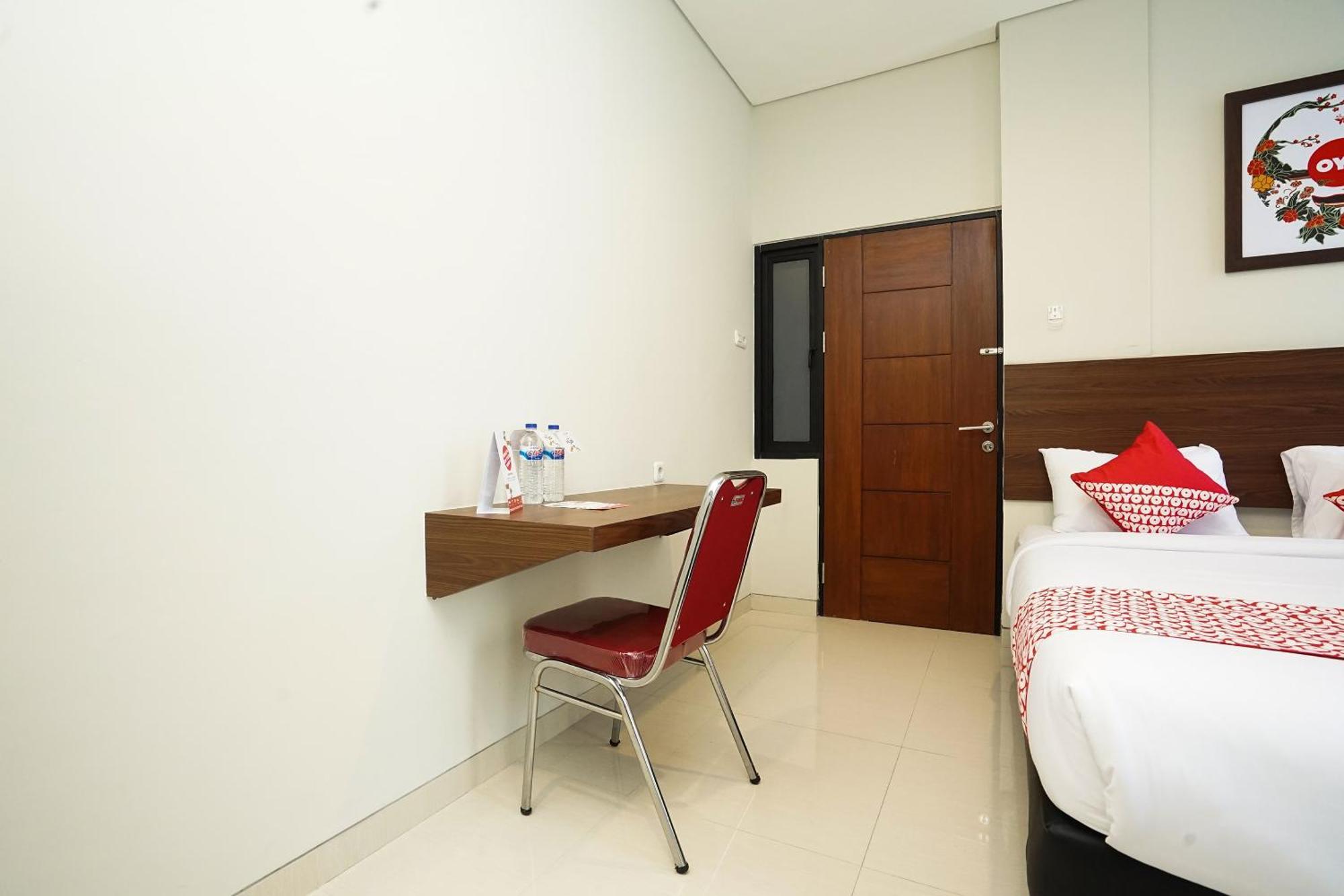 Super Oyo Capital O 449 The Colins Hotel Keputih Exterior foto