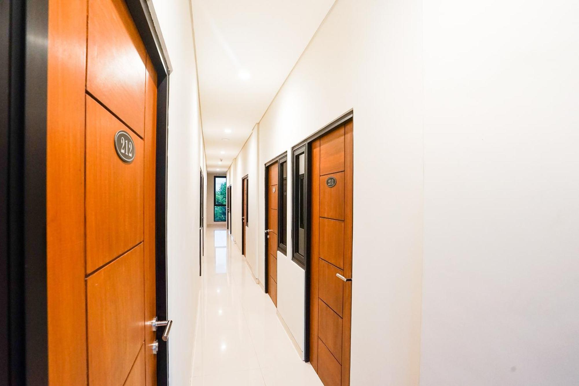 Super Oyo Capital O 449 The Colins Hotel Keputih Exterior foto