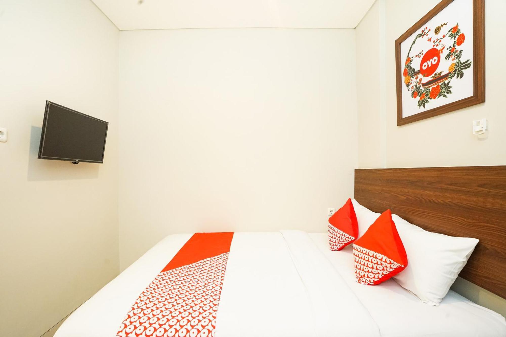Super Oyo Capital O 449 The Colins Hotel Keputih Exterior foto