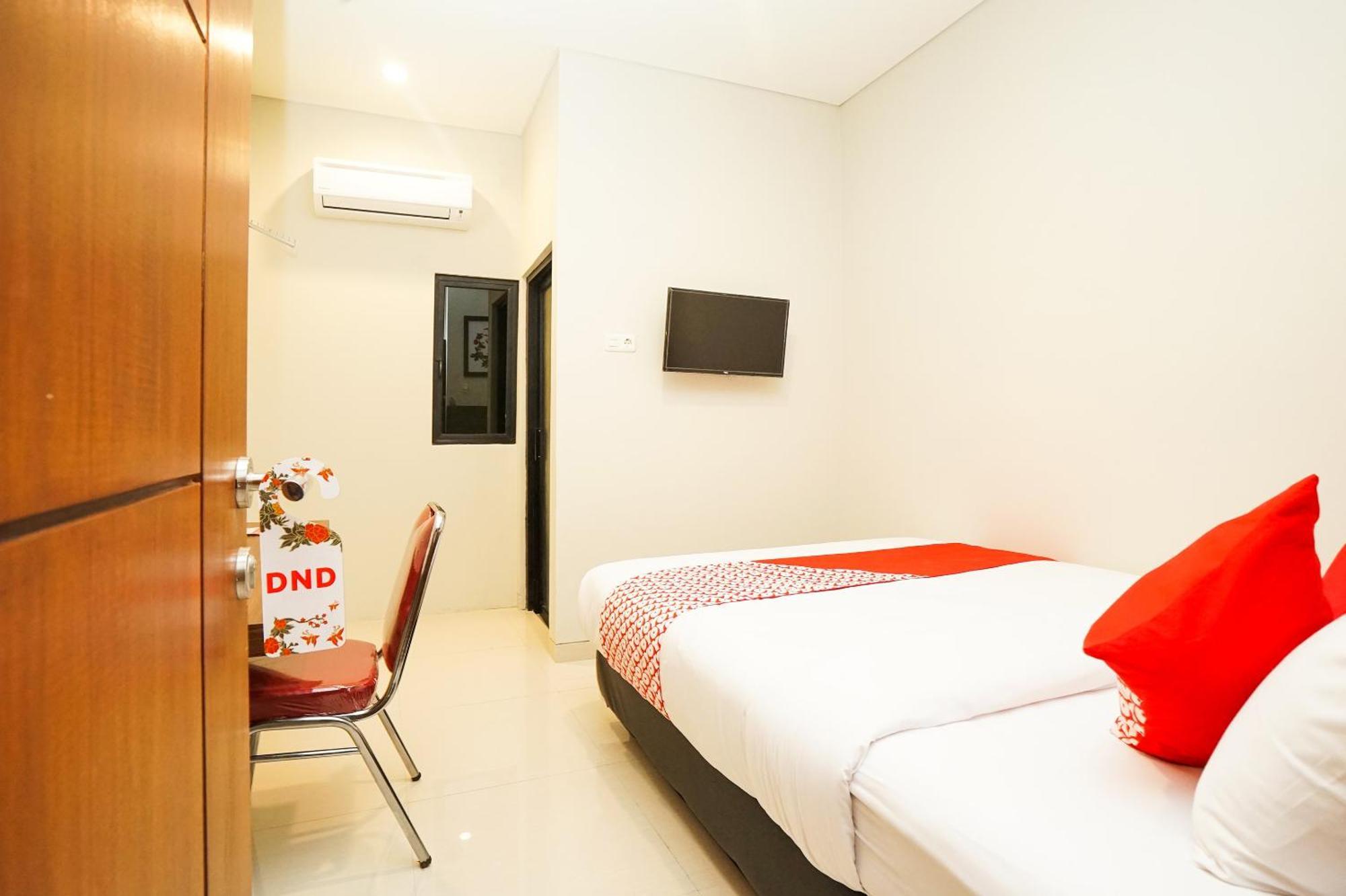 Super Oyo Capital O 449 The Colins Hotel Keputih Exterior foto