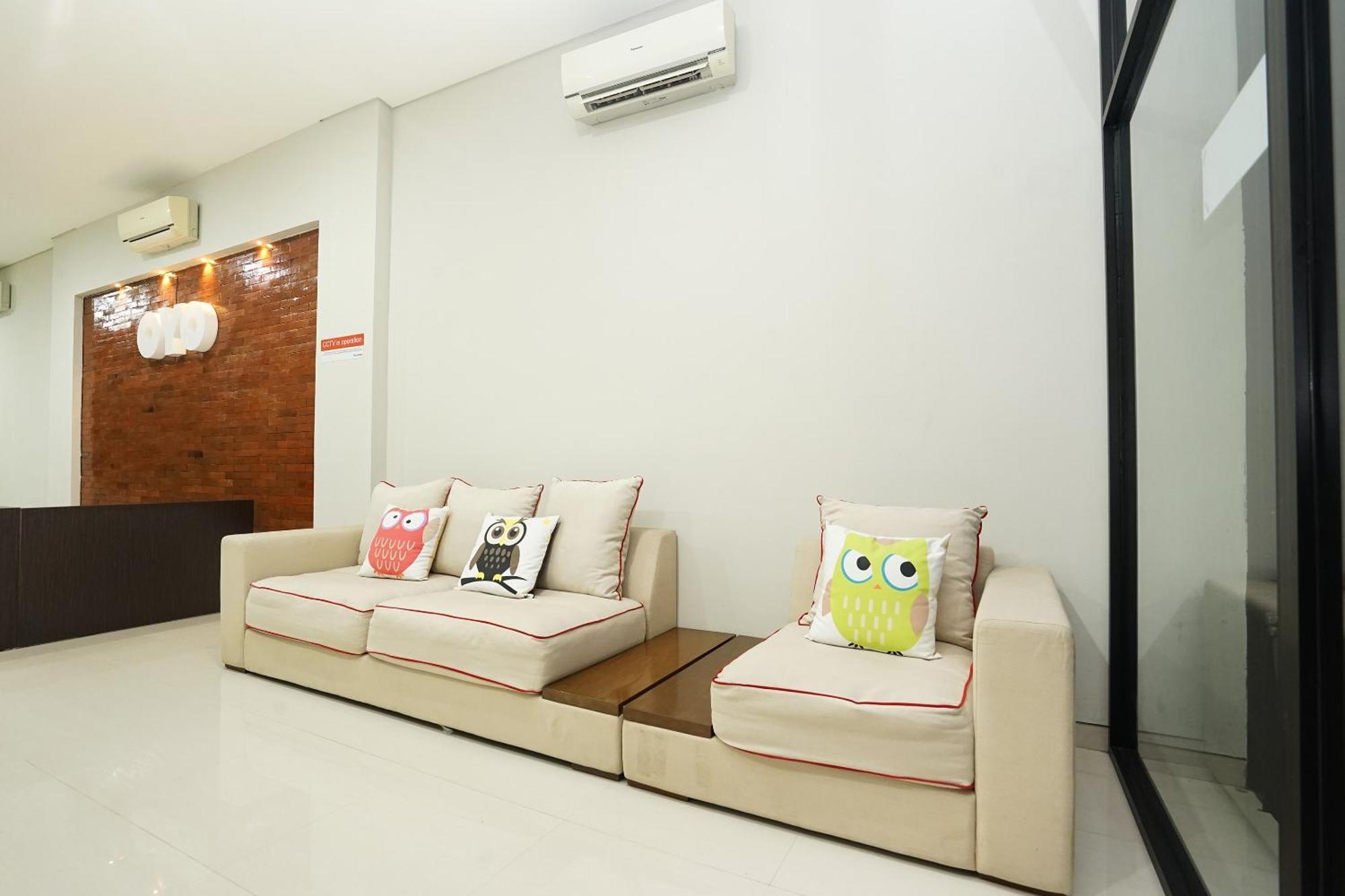 Super Oyo Capital O 449 The Colins Hotel Keputih Exterior foto